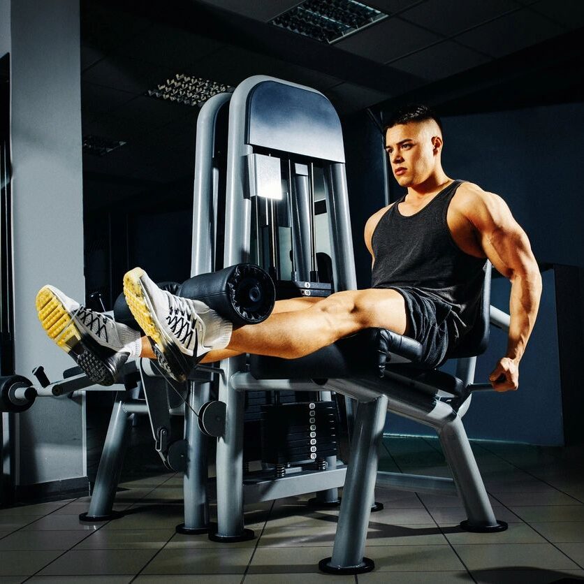 fm=f_7zg7KJE Man exercising legs on a gym machine.